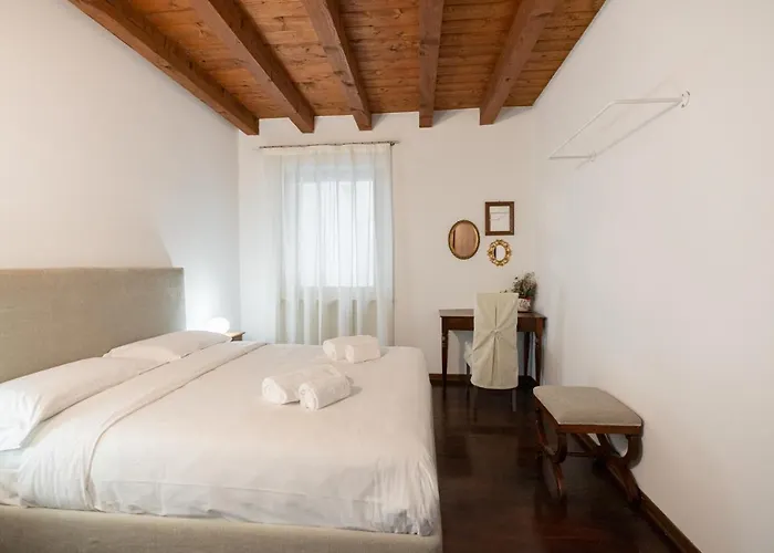 Domus - Centralissima E Antica Residenza Cappello Apartment *